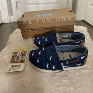 🆕 Kids Tiny 9 TOMS brand new w/ tags & box